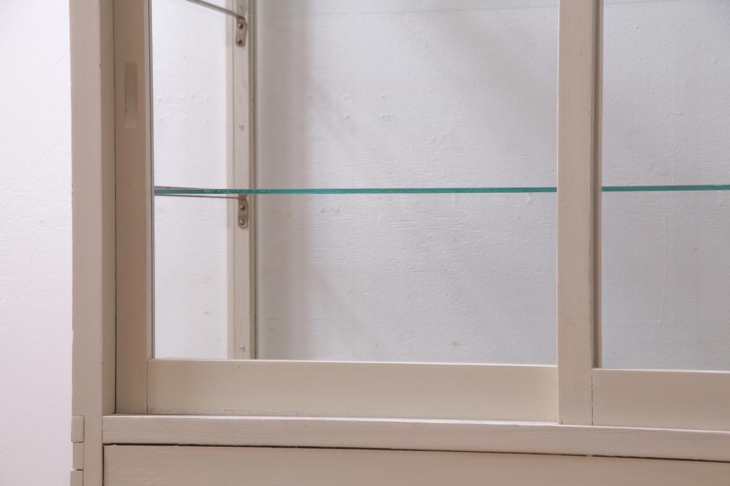 ペイント家具　5面ガラス　淡いカラーが優しげな雰囲気醸し出すガラスケース(陳列棚、ショーケース、飾り棚)