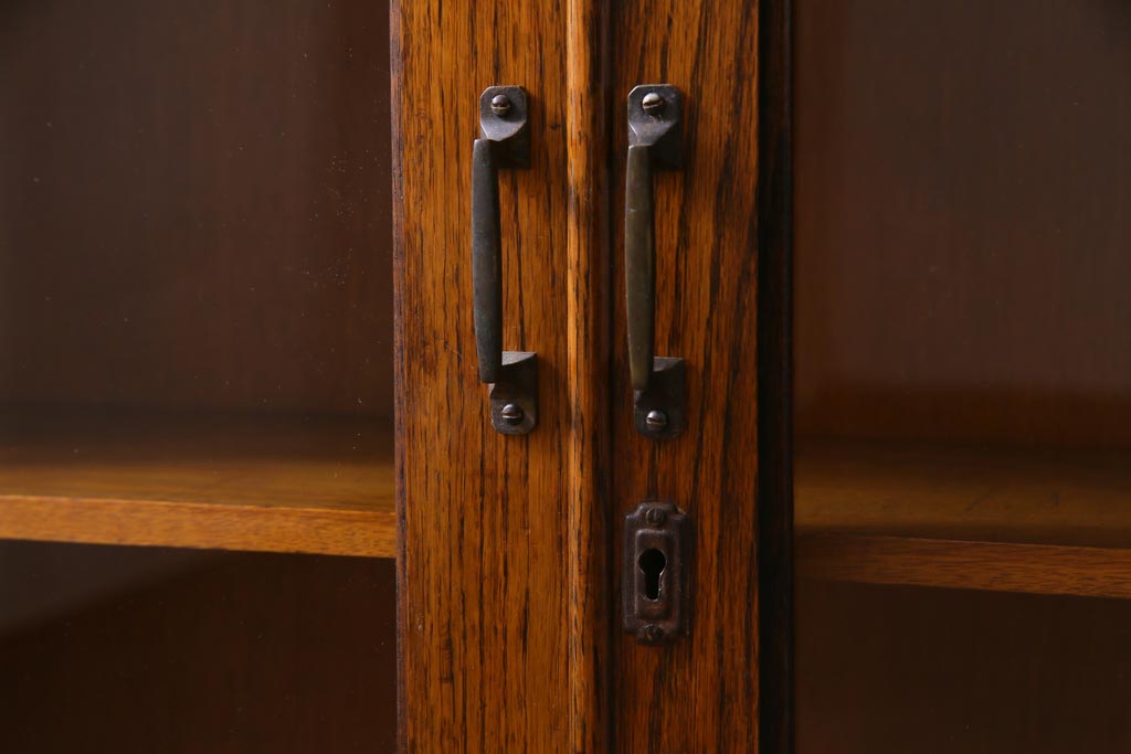 アンティーク家具　イギリスアンティーク　オーク材　クラシカルな意匠がお洒落なブックケース(本箱、収納棚、飾り棚)