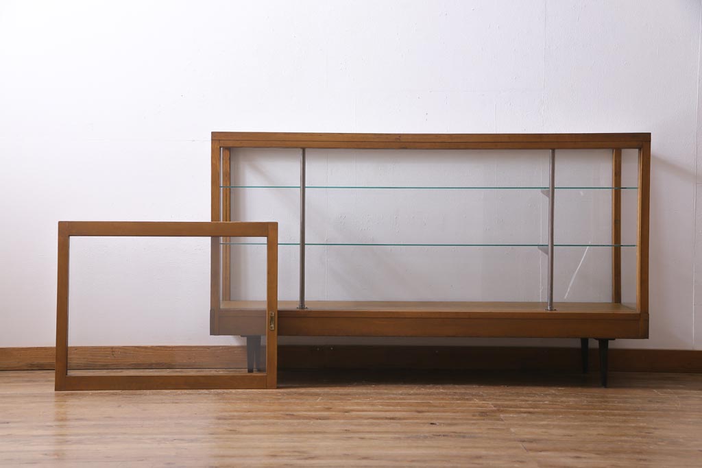 レトロ家具　昭和レトロ　脚付き　すっきりとしたデザインが取り入れやすいガラスケース(ショーケース、陳列棚)