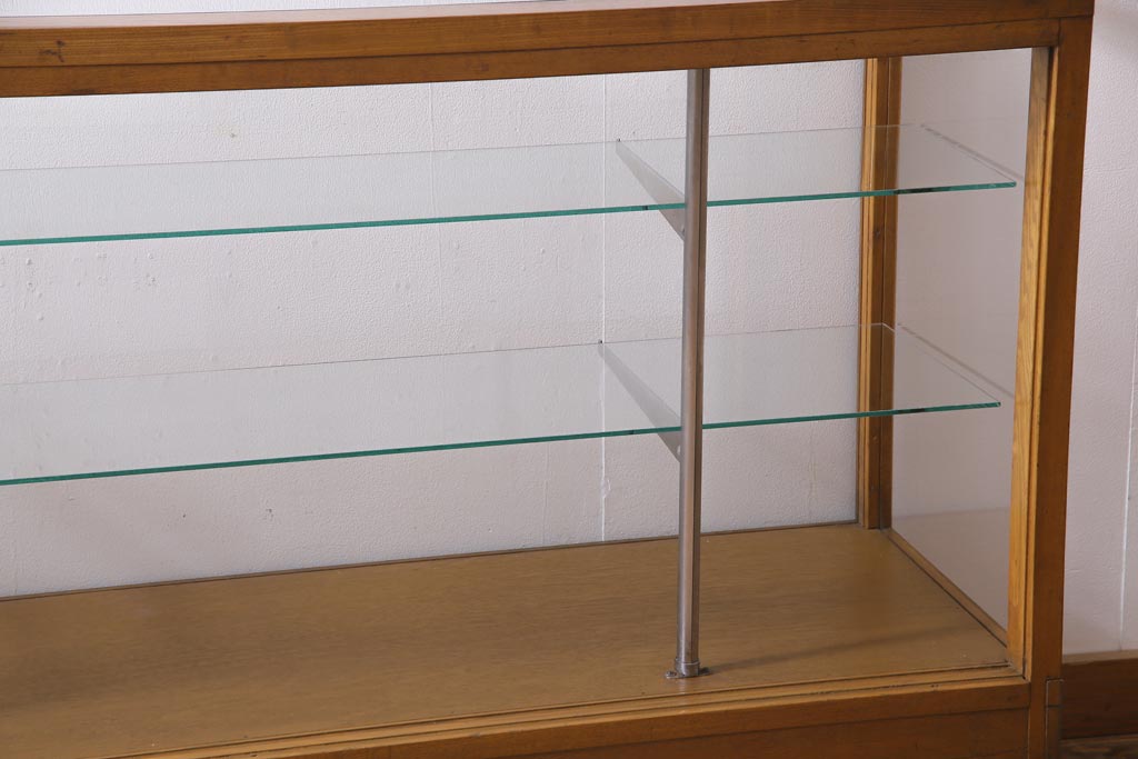 レトロ家具　昭和レトロ　脚付き　すっきりとしたデザインが取り入れやすいガラスケース(ショーケース、陳列棚)