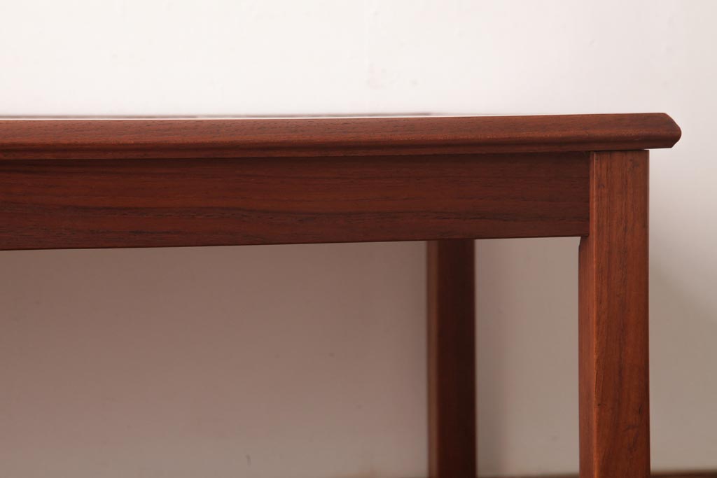 ビンテージ家具　デンマーク製　TOFTEN社　オリエンタルなタイルトップがおしゃれなコーヒーテーブル(センターテーブル)