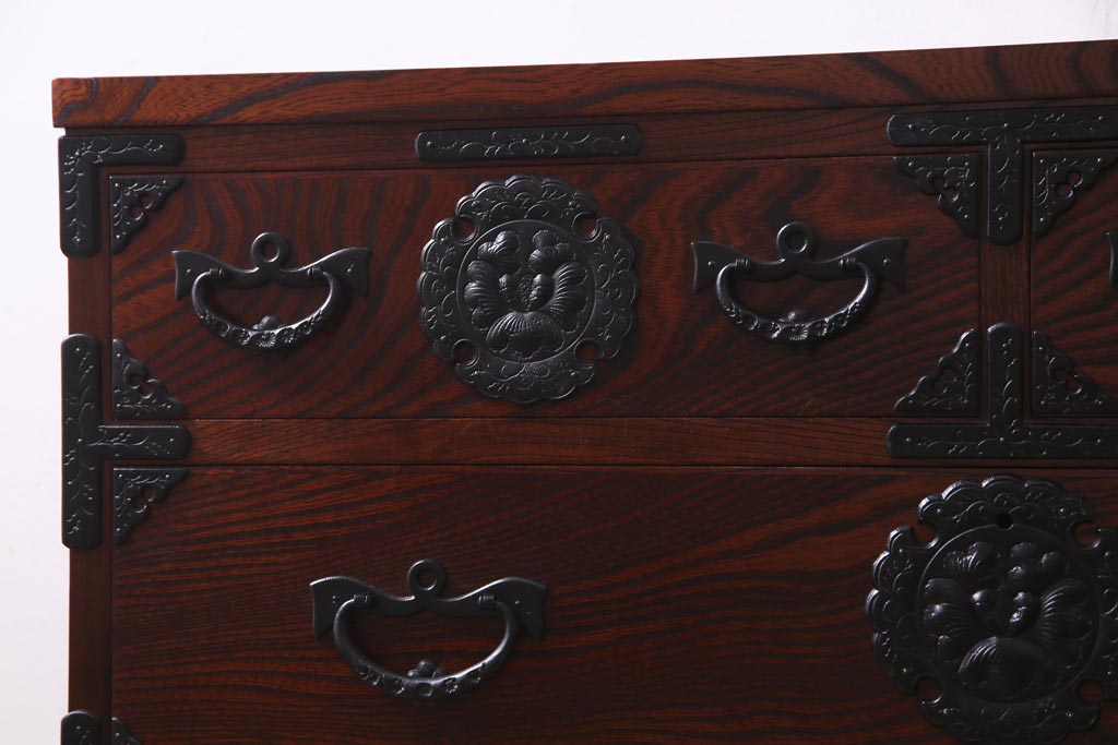 中古　岩谷堂箪笥　力強い杢目と黒い金具が魅力的なチェスト(衣装箪笥、引き出し、和タンス)