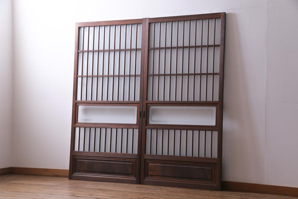 レトロ家具　昭和レトロ　腰板ケヤキ材　すりガラスが優しげな印象を与える格子戸(ガラス戸、引き戸、建具)2枚セット