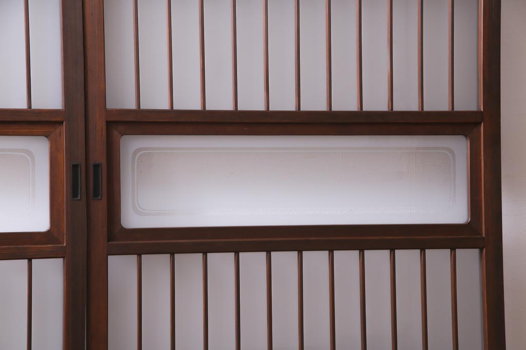 レトロ家具　昭和レトロ　腰板ケヤキ材　すりガラスが優しげな印象を与える格子戸(ガラス戸、引き戸、建具)2枚セット