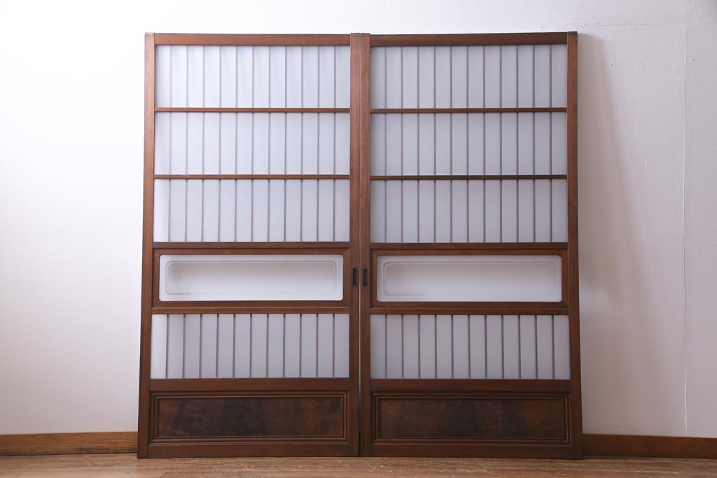 レトロ家具　昭和レトロ　腰板ケヤキ材　すりガラスが優しげな印象を与える格子戸(ガラス戸、引き戸、建具)2枚セット