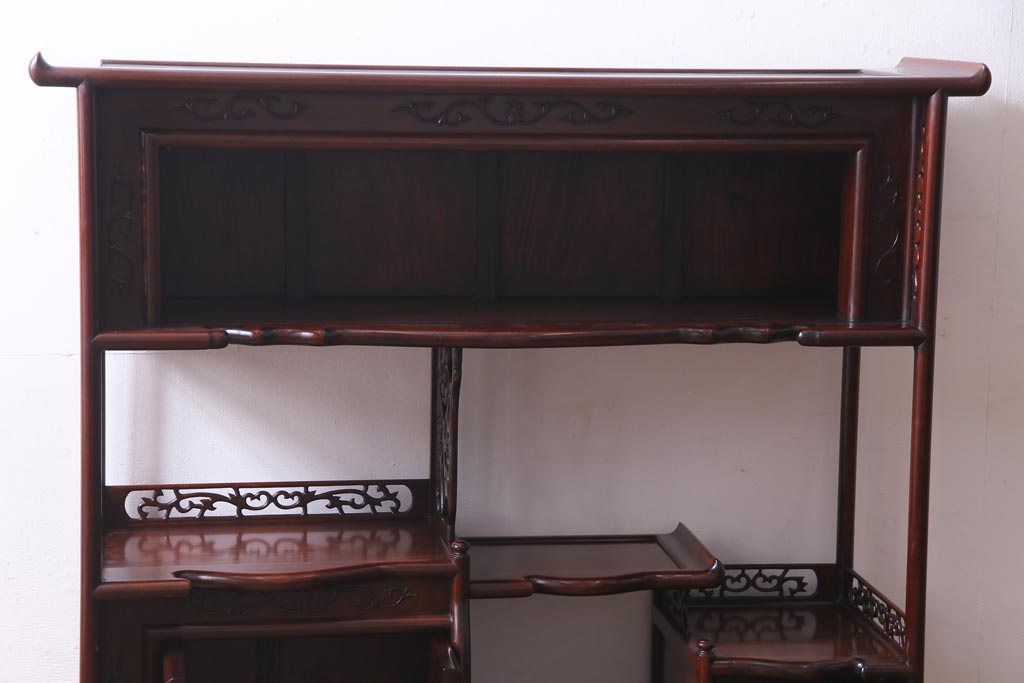 ビンテージ家具　昭和中期　花梨材　松竹梅の図　赤みがかった艶が美しい茶棚(飾り棚、飾棚、カリン材)