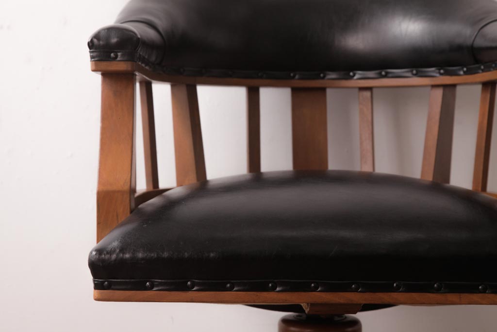 アンティーク家具　ナラ材　黒いレザーと木色のコントラストがお洒落なドクターチェア(回転椅子、アームチェア)