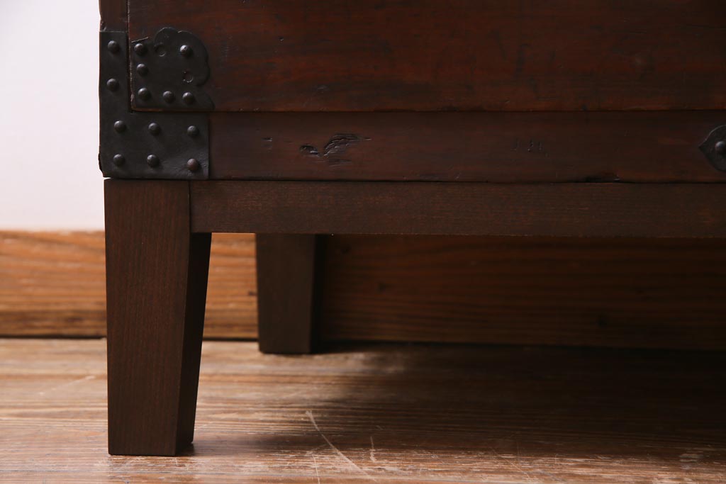 アンティーク家具　リメイク　ヒノキ材　かくし付き　無骨な雰囲気の金具がカッコイイ時代箪笥チェスト(リビングボード、テレビ台)