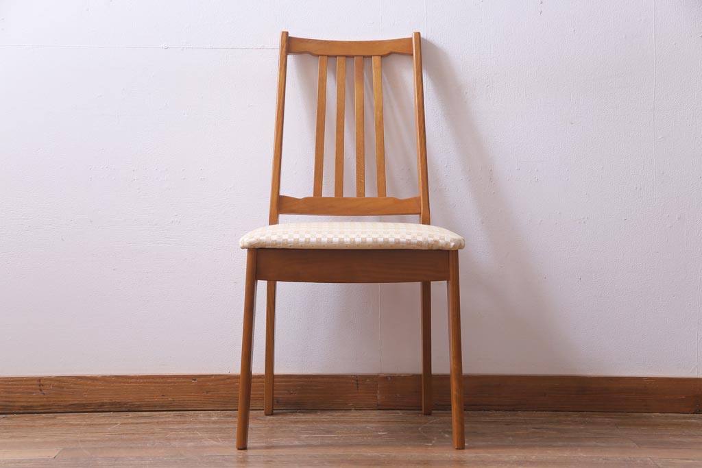 北欧家具　ビンテージ家具　チーク材　木のぬくもりと品のある佇まいが魅力的なダイニングチェア(椅子)