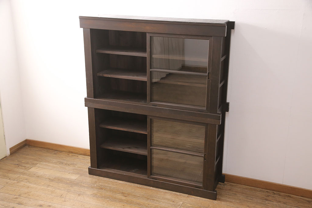 【セミオーダー家具実例】明治大正期の水屋箪笥キャビネットに高品質リペアを施しました。棚板は新材にて製作し可動式仕様に。ガラスは新品のクリアガラスへ交換。色味は当店のオーダー商品を参考にした濃いめの茶色で仕上げました。(食器棚、収納棚、戸棚)