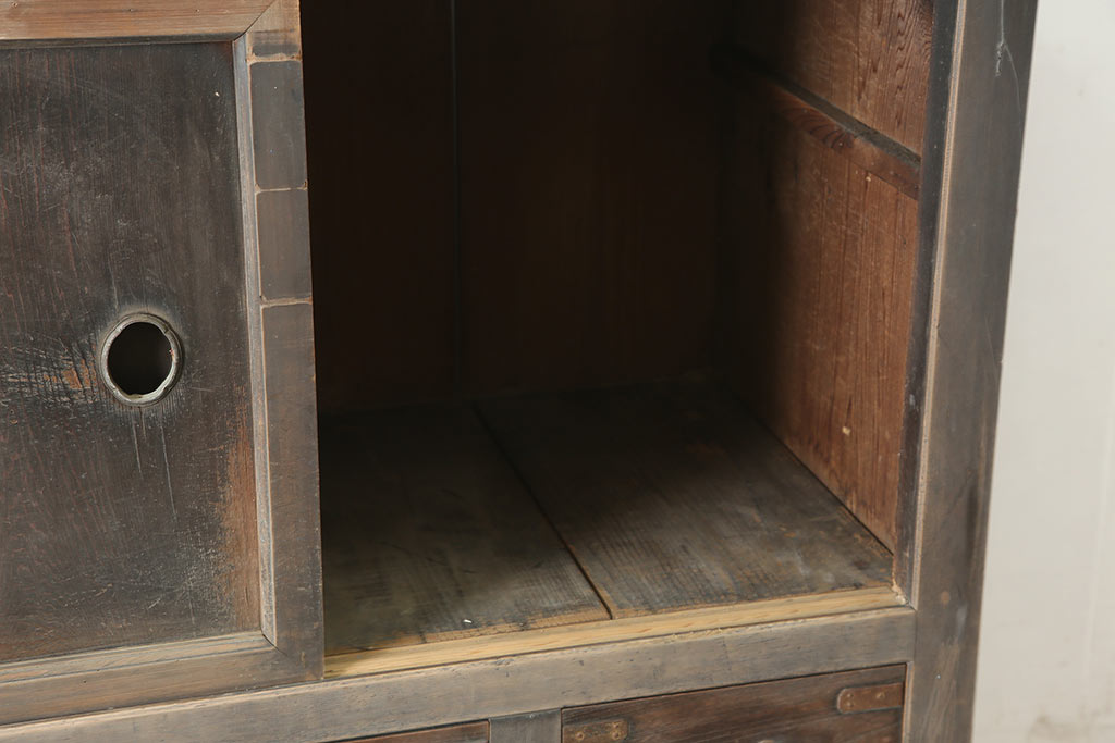 アンティーク家具　明治期　ヒノキ材　一本物　三尺　年季の入った関西水屋箪笥(食器棚、戸棚、収納棚、サイドボード、キャビネット)(R-036287)