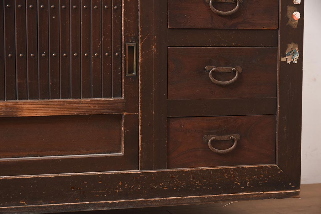アンティーク家具　縦桟引き戸の近江水屋箪笥キャビネット(収納棚、戸棚)(R-036288)