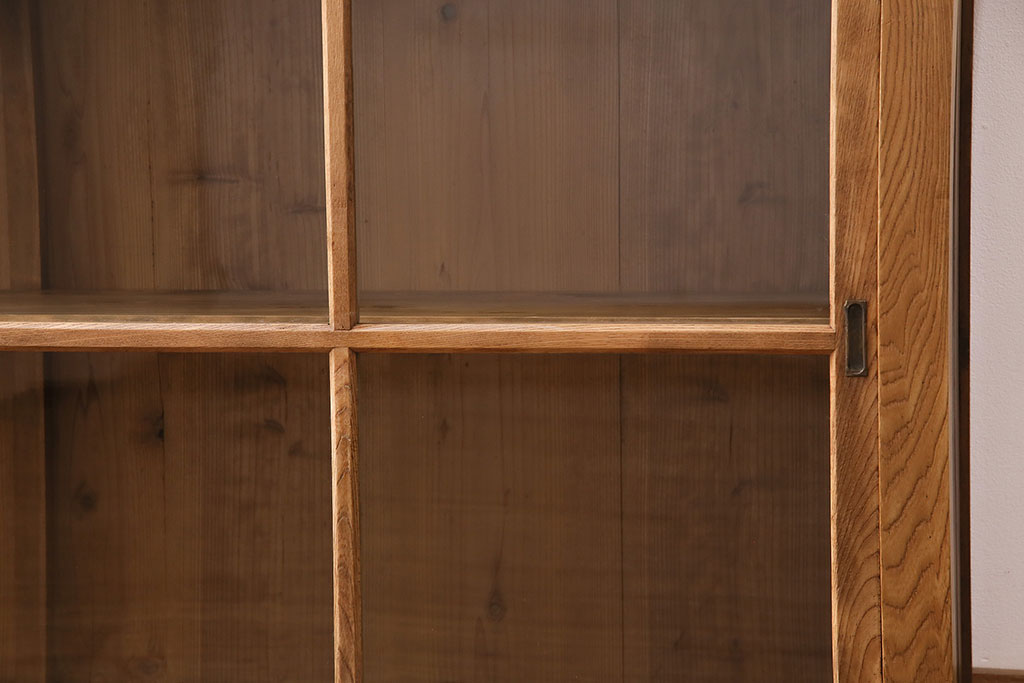 【加工実例】大正期の古い戸棚に高品質リペア。ヒノキ無垢材であらたに天板を取り付け強度もばっちり!本体に合わせて天板にも薄い着色、全体的にウレタン塗装で仕上げナチュラルな雰囲気に。(収納棚、飾り棚、キャビネット)
