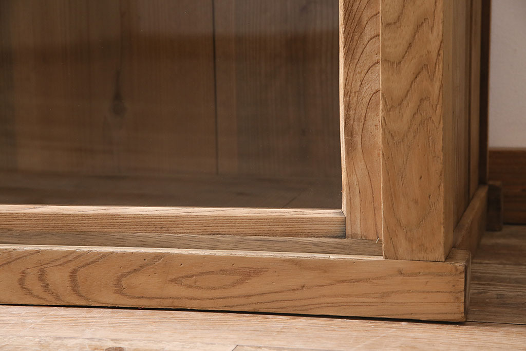 アンティーク家具　ストリップド(剥離)　前面ニレ材　シンプルな戸棚(飾り棚、収納棚)(R-036382)