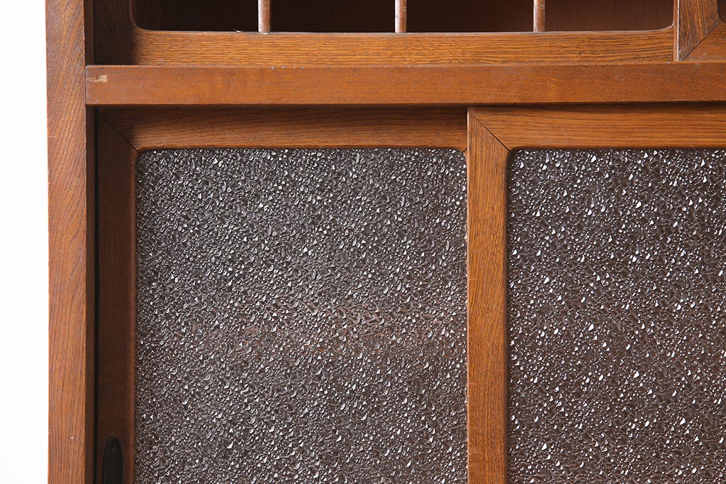 アンティーク家具　昭和中期　栓材　ダイヤガラス入り　懐かしい雰囲気漂う食器棚(収納棚、キャビネット)(R-036384)