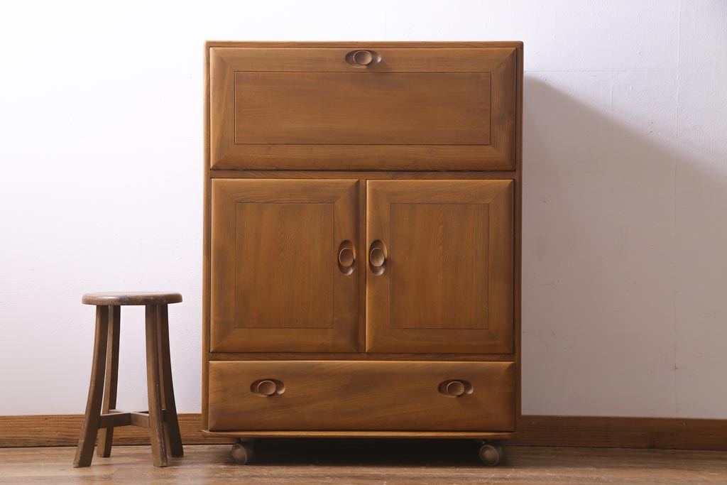 ヴィンテージ家具　イギリス家具　ERCOL(アーコール)　柔らかな雰囲気を醸し出す北欧スタイルのキャビネット(収納棚、サイドボード、戸棚、ビンテージ)