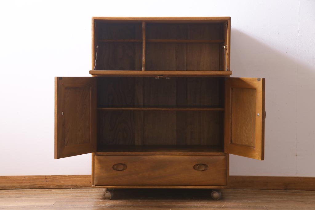 ヴィンテージ家具　イギリス家具　ERCOL(アーコール)　柔らかな雰囲気を醸し出す北欧スタイルのキャビネット(収納棚、サイドボード、戸棚、ビンテージ)