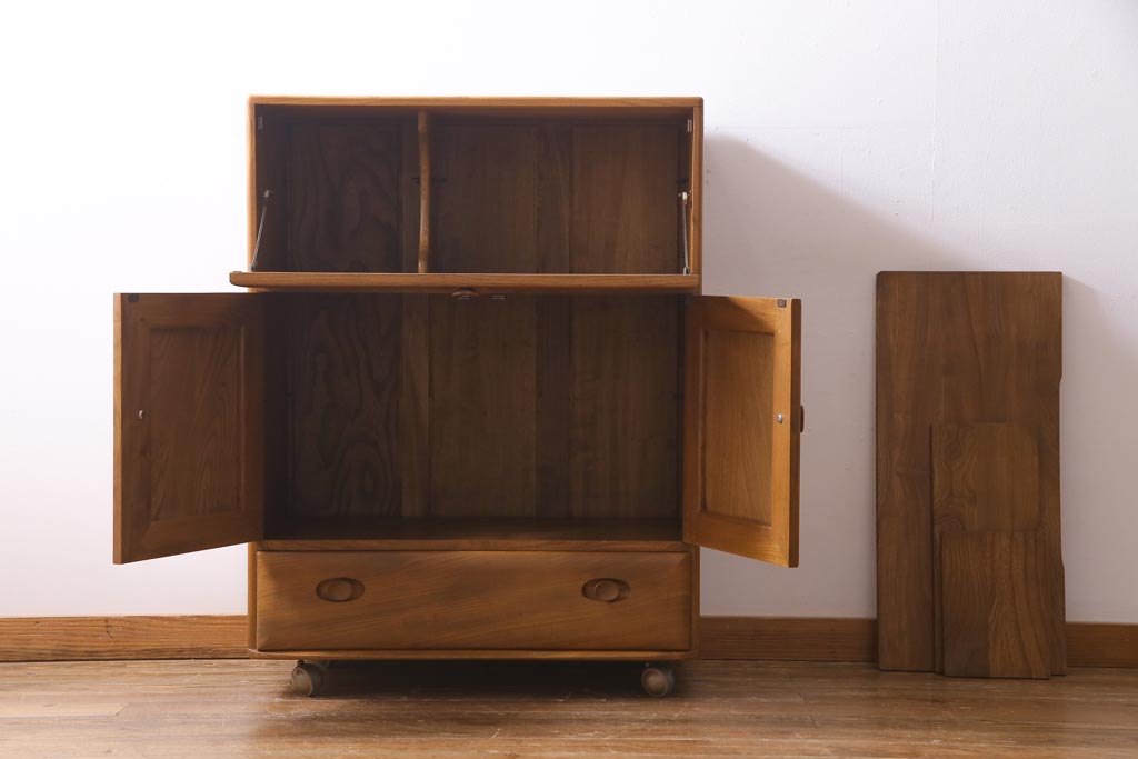 ヴィンテージ家具　イギリス家具　ERCOL(アーコール)　柔らかな雰囲気を醸し出す北欧スタイルのキャビネット(収納棚、サイドボード、戸棚、ビンテージ)