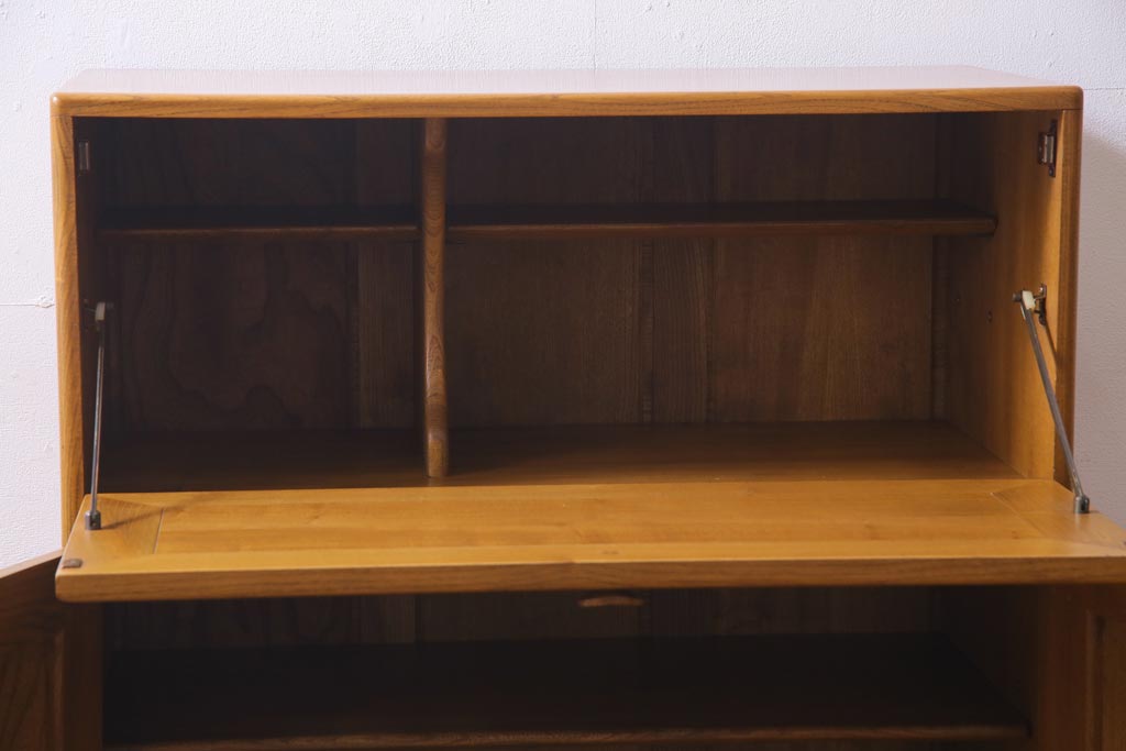 ヴィンテージ家具　イギリス家具　ERCOL(アーコール)　柔らかな雰囲気を醸し出す北欧スタイルのキャビネット(収納棚、サイドボード、戸棚、ビンテージ)