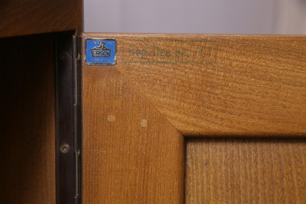 ヴィンテージ家具　イギリス家具　ERCOL(アーコール)　柔らかな雰囲気を醸し出す北欧スタイルのキャビネット(収納棚、サイドボード、戸棚、ビンテージ)
