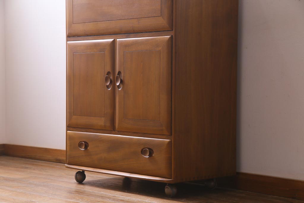ヴィンテージ家具　イギリス家具　ERCOL(アーコール)　柔らかな雰囲気を醸し出す北欧スタイルのキャビネット(収納棚、サイドボード、戸棚、ビンテージ)