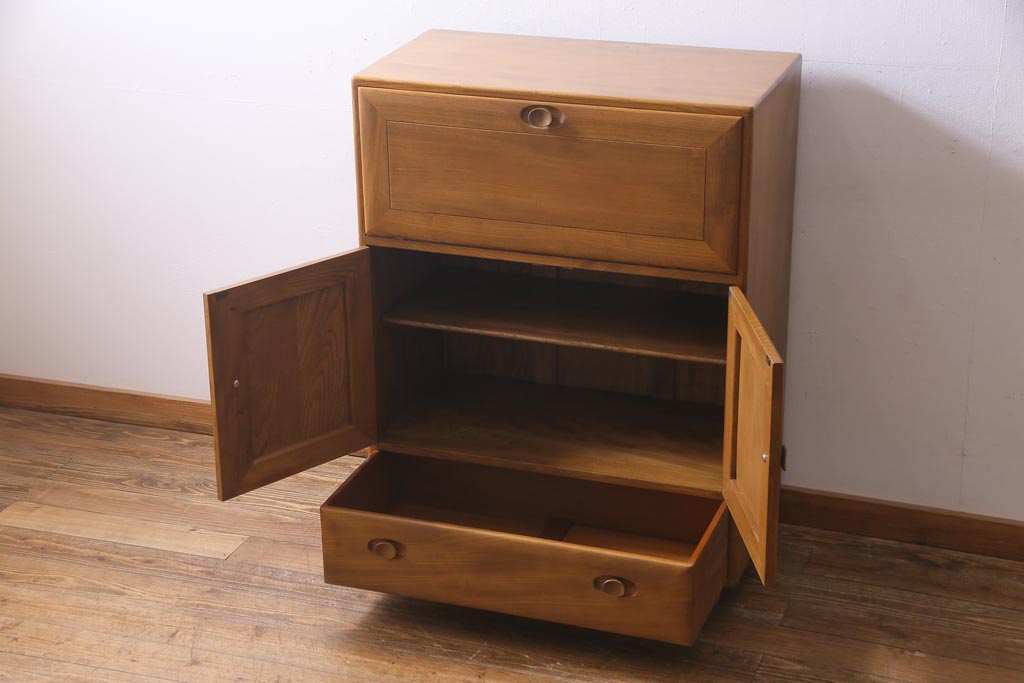 ヴィンテージ家具　イギリス家具　ERCOL(アーコール)　柔らかな雰囲気を醸し出す北欧スタイルのキャビネット(収納棚、サイドボード、戸棚、ビンテージ)