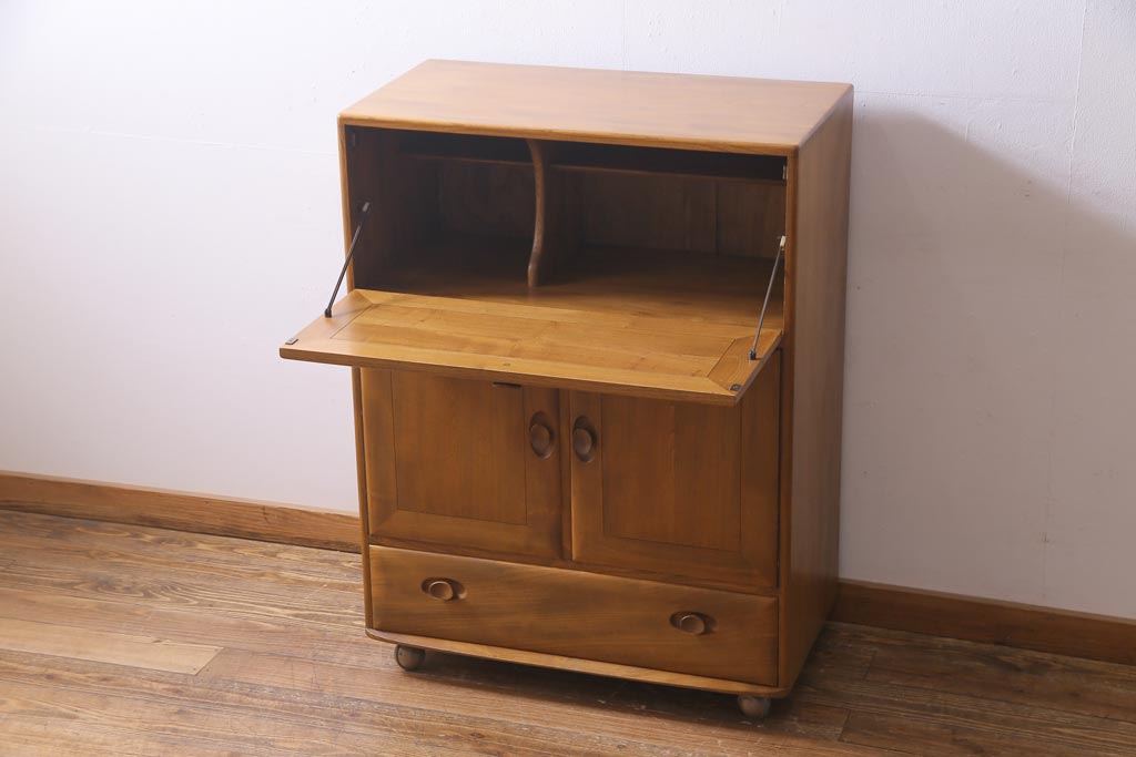 ヴィンテージ家具　イギリス家具　ERCOL(アーコール)　柔らかな雰囲気を醸し出す北欧スタイルのキャビネット(収納棚、サイドボード、戸棚、ビンテージ)