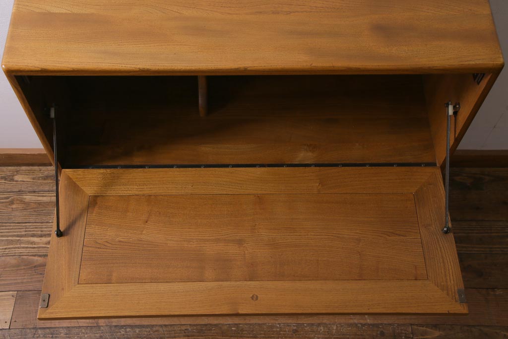 ヴィンテージ家具　イギリス家具　ERCOL(アーコール)　柔らかな雰囲気を醸し出す北欧スタイルのキャビネット(収納棚、サイドボード、戸棚、ビンテージ)