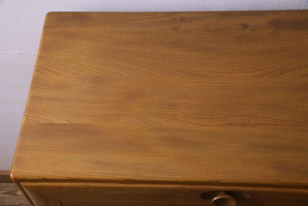 ヴィンテージ家具　イギリス家具　ERCOL(アーコール)　柔らかな雰囲気を醸し出す北欧スタイルのキャビネット(収納棚、サイドボード、戸棚、ビンテージ)