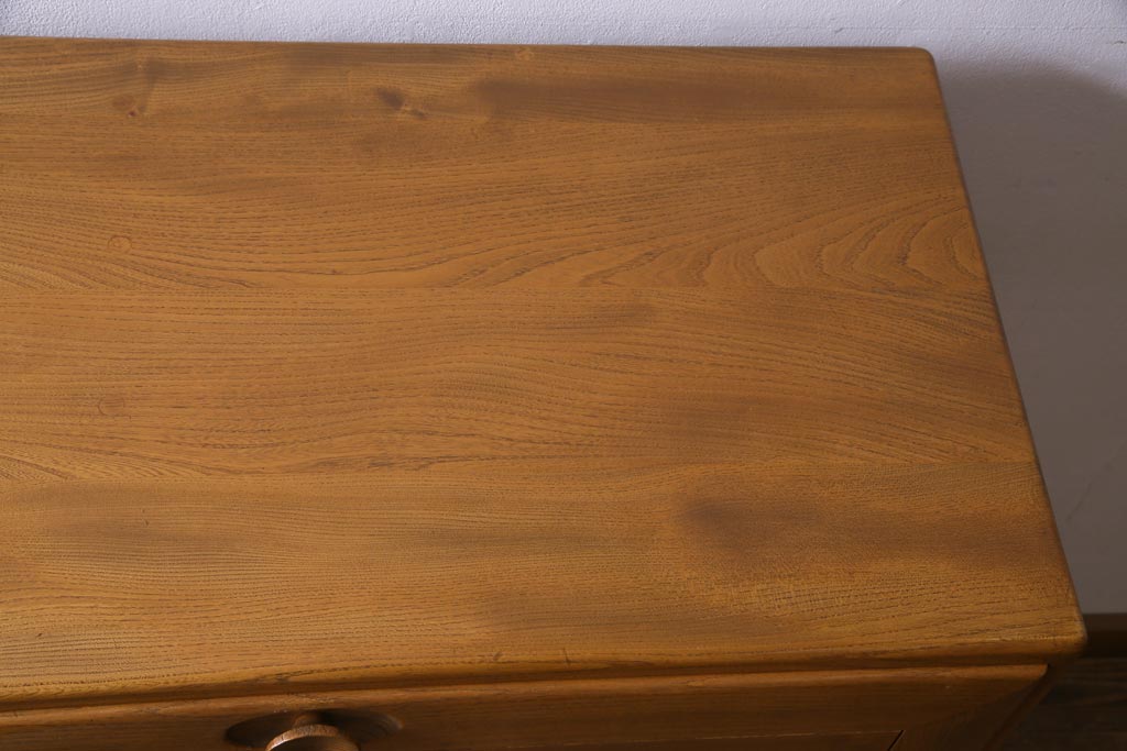 ヴィンテージ家具　イギリス家具　ERCOL(アーコール)　柔らかな雰囲気を醸し出す北欧スタイルのキャビネット(収納棚、サイドボード、戸棚、ビンテージ)