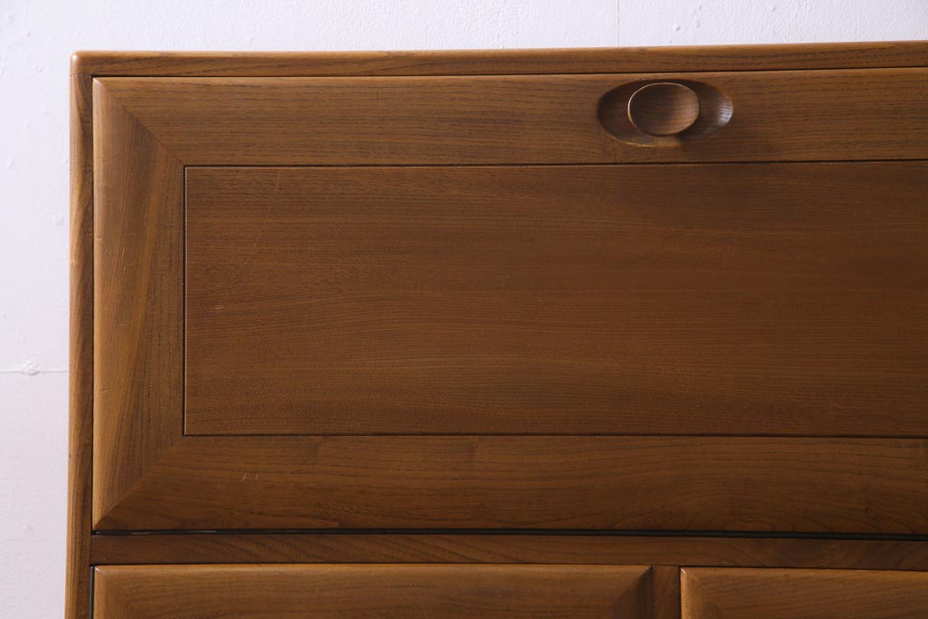 ヴィンテージ家具　イギリス家具　ERCOL(アーコール)　柔らかな雰囲気を醸し出す北欧スタイルのキャビネット(収納棚、サイドボード、戸棚、ビンテージ)