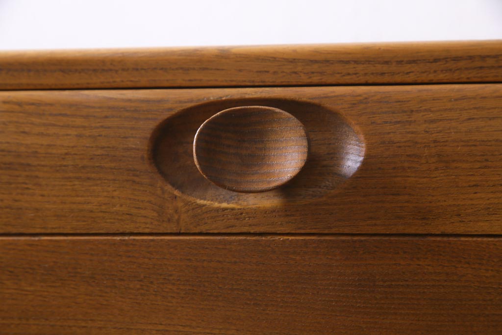 ヴィンテージ家具　イギリス家具　ERCOL(アーコール)　柔らかな雰囲気を醸し出す北欧スタイルのキャビネット(収納棚、サイドボード、戸棚、ビンテージ)