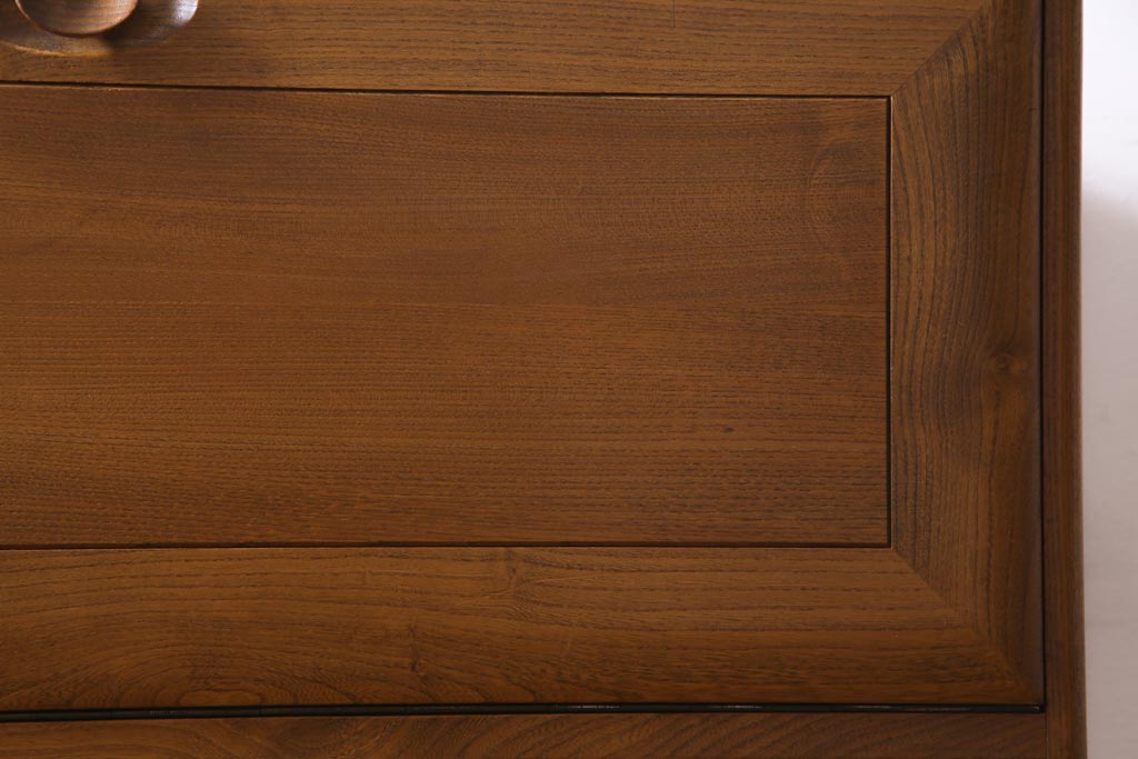 ヴィンテージ家具　イギリス家具　ERCOL(アーコール)　柔らかな雰囲気を醸し出す北欧スタイルのキャビネット(収納棚、サイドボード、戸棚、ビンテージ)