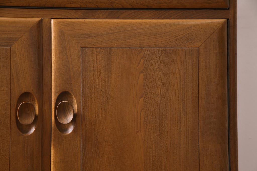 ヴィンテージ家具　イギリス家具　ERCOL(アーコール)　柔らかな雰囲気を醸し出す北欧スタイルのキャビネット(収納棚、サイドボード、戸棚、ビンテージ)