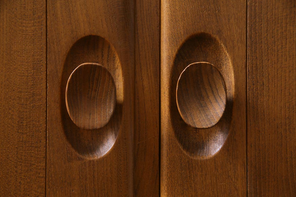 ヴィンテージ家具　イギリス家具　ERCOL(アーコール)　柔らかな雰囲気を醸し出す北欧スタイルのキャビネット(収納棚、サイドボード、戸棚、ビンテージ)