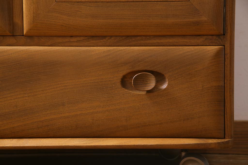 ヴィンテージ家具　イギリス家具　ERCOL(アーコール)　柔らかな雰囲気を醸し出す北欧スタイルのキャビネット(収納棚、サイドボード、戸棚、ビンテージ)