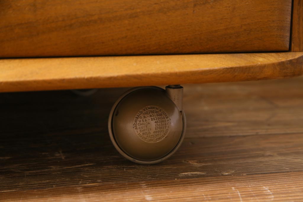 ヴィンテージ家具　イギリス家具　ERCOL(アーコール)　柔らかな雰囲気を醸し出す北欧スタイルのキャビネット(収納棚、サイドボード、戸棚、ビンテージ)