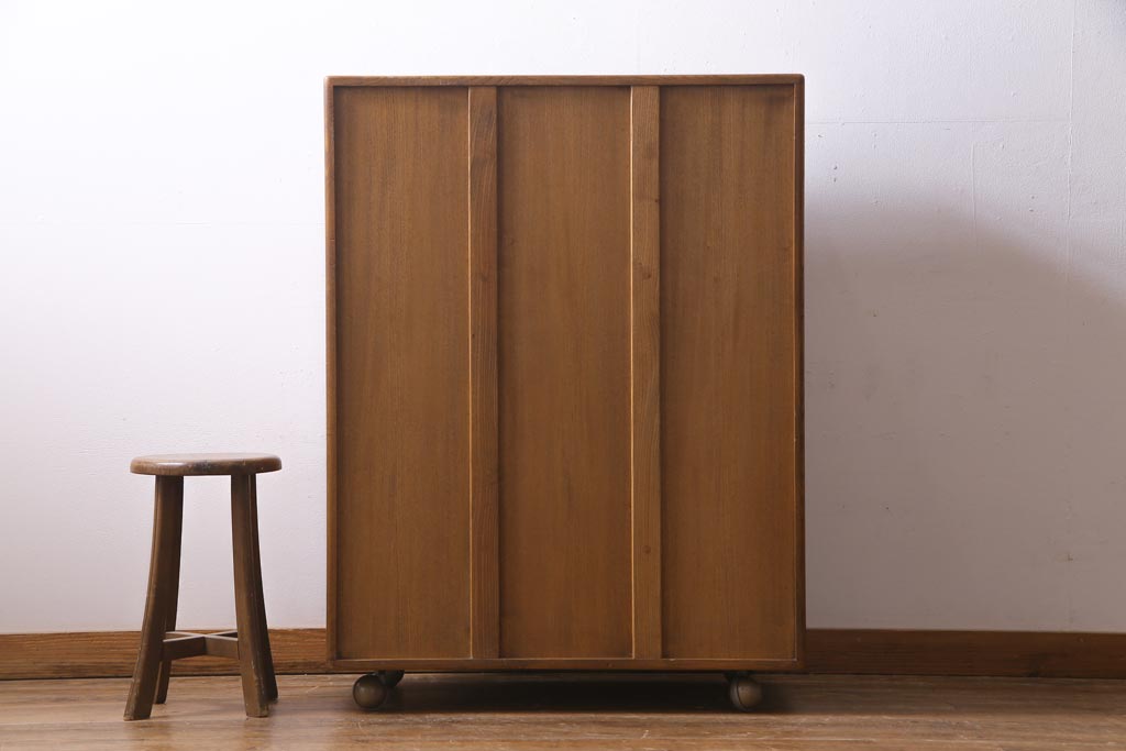 ヴィンテージ家具　イギリス家具　ERCOL(アーコール)　柔らかな雰囲気を醸し出す北欧スタイルのキャビネット(収納棚、サイドボード、戸棚、ビンテージ)