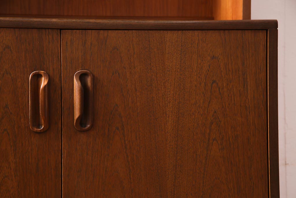 北欧ビンテージ　ヴィンテージ家具　G-PLAN(ジープラン)　チーク材　魅せる収納にぴったりな縦型のキャビネット(収納棚、戸棚)