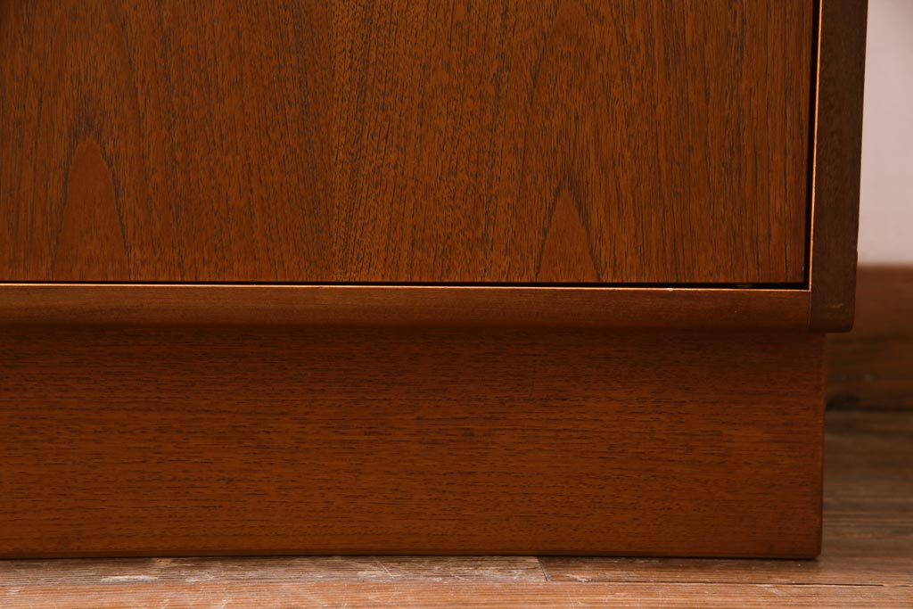 北欧ビンテージ　ヴィンテージ家具　G-PLAN(ジープラン)　チーク材　魅せる収納にぴったりな縦型のキャビネット(収納棚、戸棚)