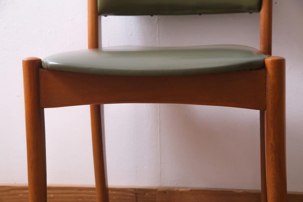 ヴィンテージ家具　北欧ビンテージ　チーク材　ビンテージ感あふれる色合いが魅力的なダイニングチェア(椅子)(2)