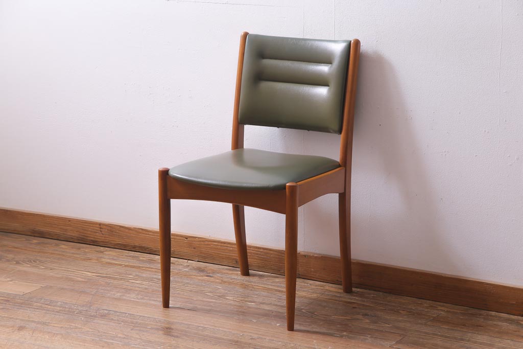 ヴィンテージ家具　北欧ビンテージ　チーク材　ビンテージ感あふれる色合いが魅力的なダイニングチェア(椅子)