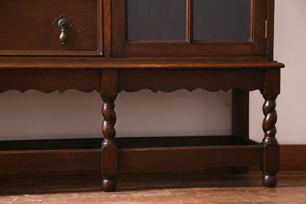 アンティーク家具　オーク材　凝った意匠を楽しめるイギリスアンティークの薄型キャビネット(サイドボード)