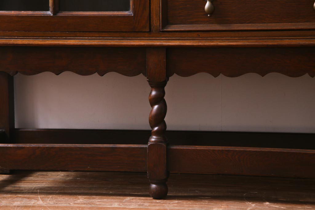 アンティーク家具　オーク材　凝った意匠を楽しめるイギリスアンティークの薄型キャビネット(サイドボード)