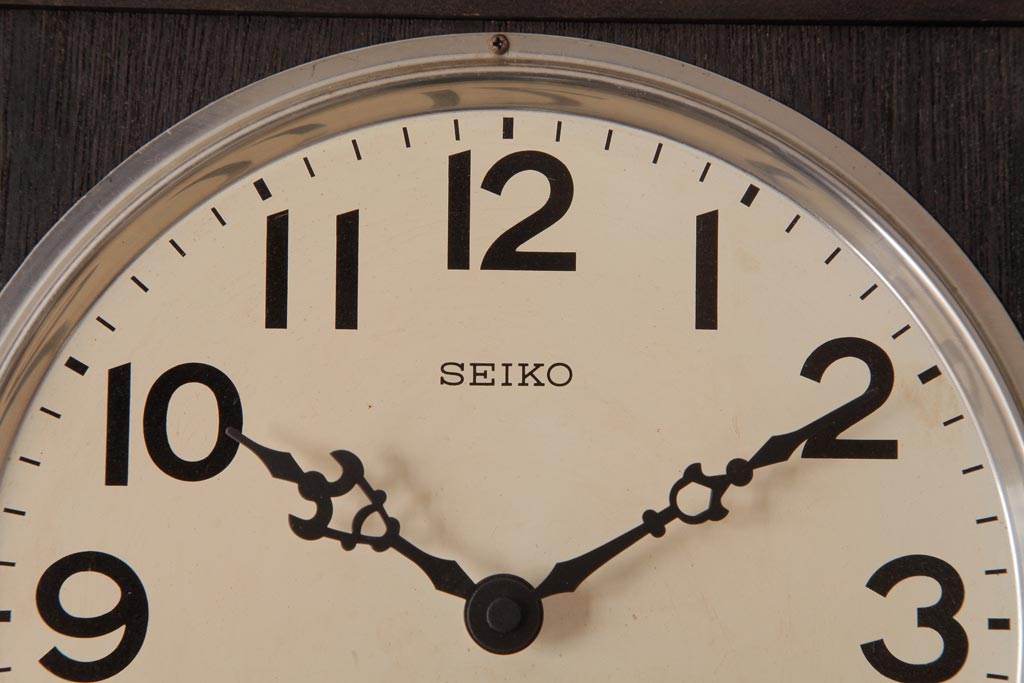 レトロ雑貨　昭和中期　SEIKO(セイコー)　内部交換済・電池式　30DAY　直線を意識したデザインの掛け時計(柱時計、振り子時計)