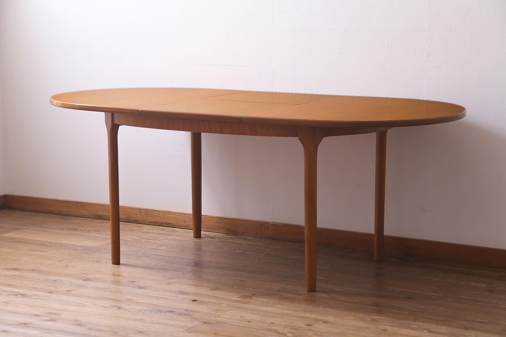 ヴィンテージ家具　北欧家具　McIntosh(マッキントッシュ)　チーク材　洗練されたデザインが素敵なエクステンションテーブル(ラウンドテーブル、ダイニングテーブル、ビンテージ)