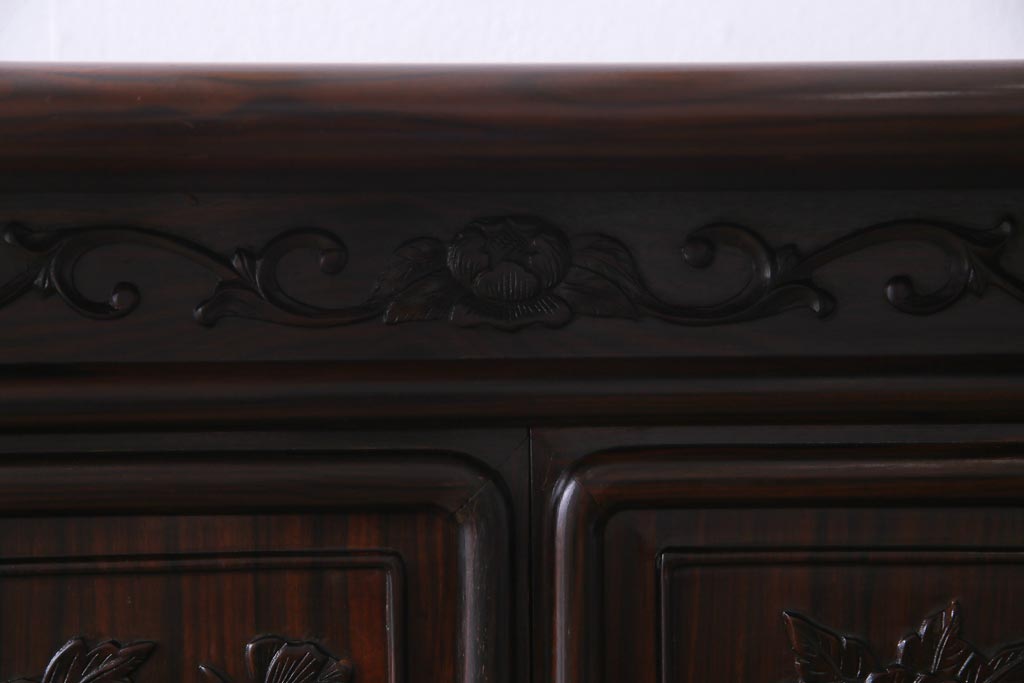 ビンテージ家具　伝統民芸　黒檀材　品格漂う優美な佇まいが魅力の飾り棚(茶棚、戸棚)