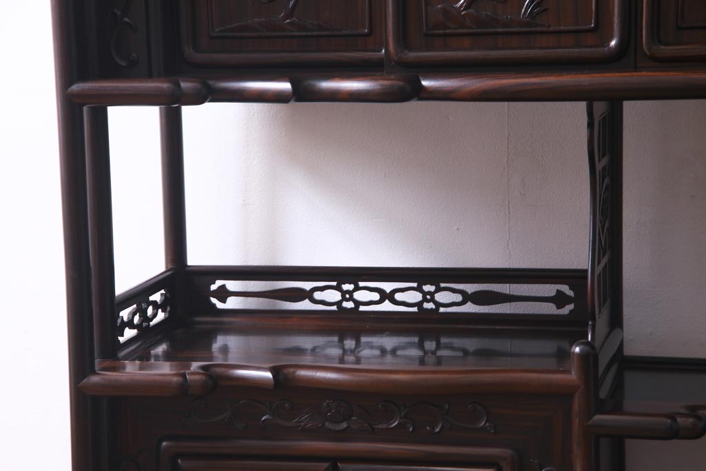 ビンテージ家具　伝統民芸　黒檀材　品格漂う優美な佇まいが魅力の飾り棚(茶棚、戸棚)