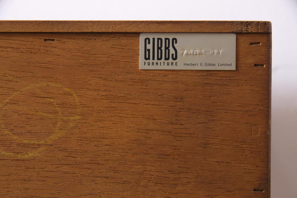 ビンテージ家具　HERBERT E. GIBBS(ハーバート・E・ギブス)　チーク材　シンプルで合わせやすいイギリスヴィンテージのキャビネット(収納棚、飾り棚)