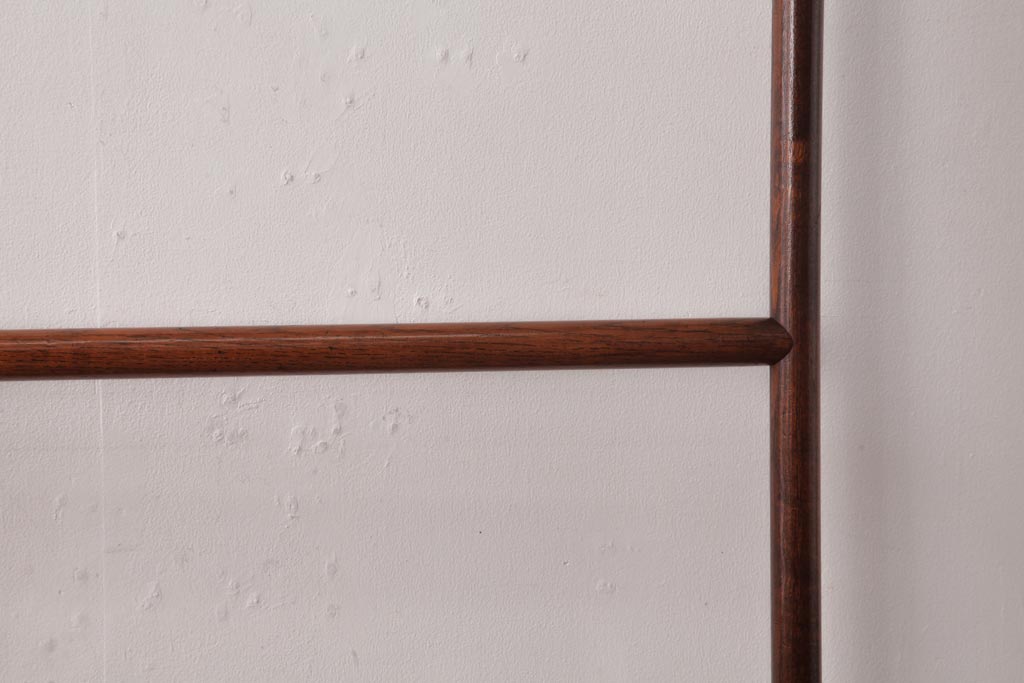 アンティーク家具　和風インテリア　エンジュ材　折り鶴の透かし彫りが魅力的な二つ折り衣桁(着物掛け、ハンガーラック)